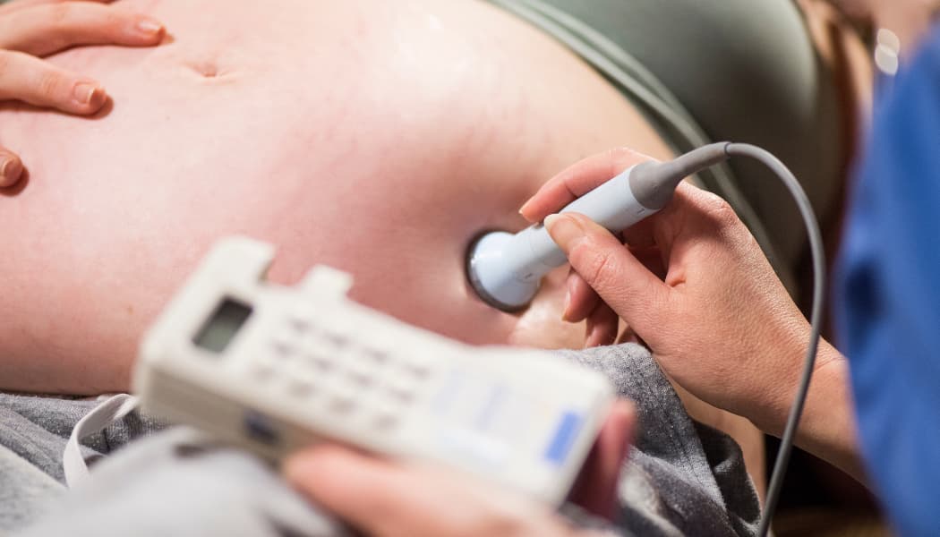 sage-femme et femme enceinte