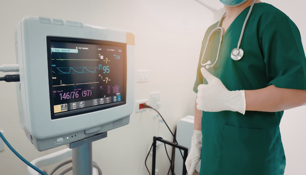 soignant qui est content devant son nouveau matériel