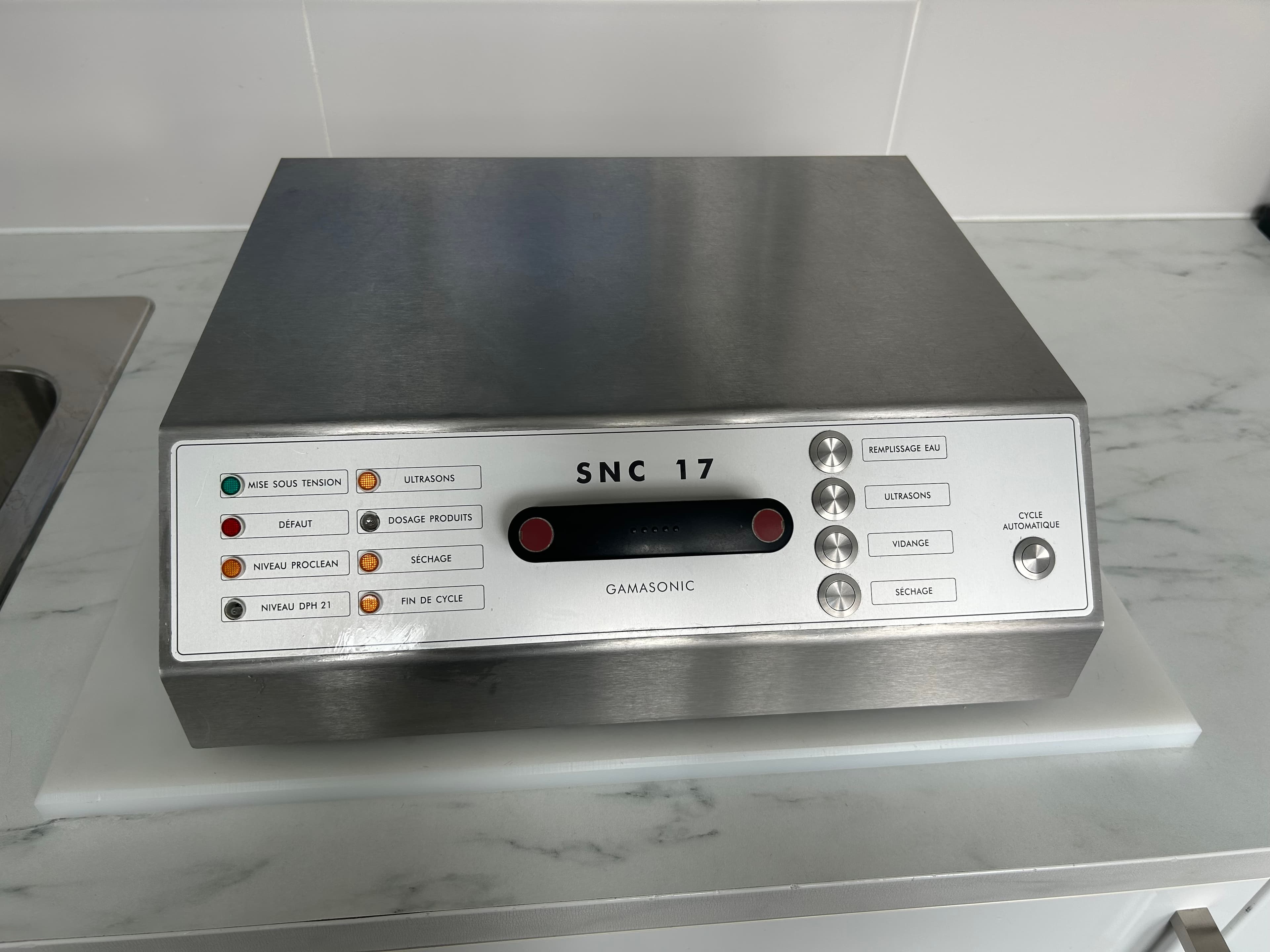 À vendre : SNC 17 – Matériel de nettoyage d’instruments dentaires.