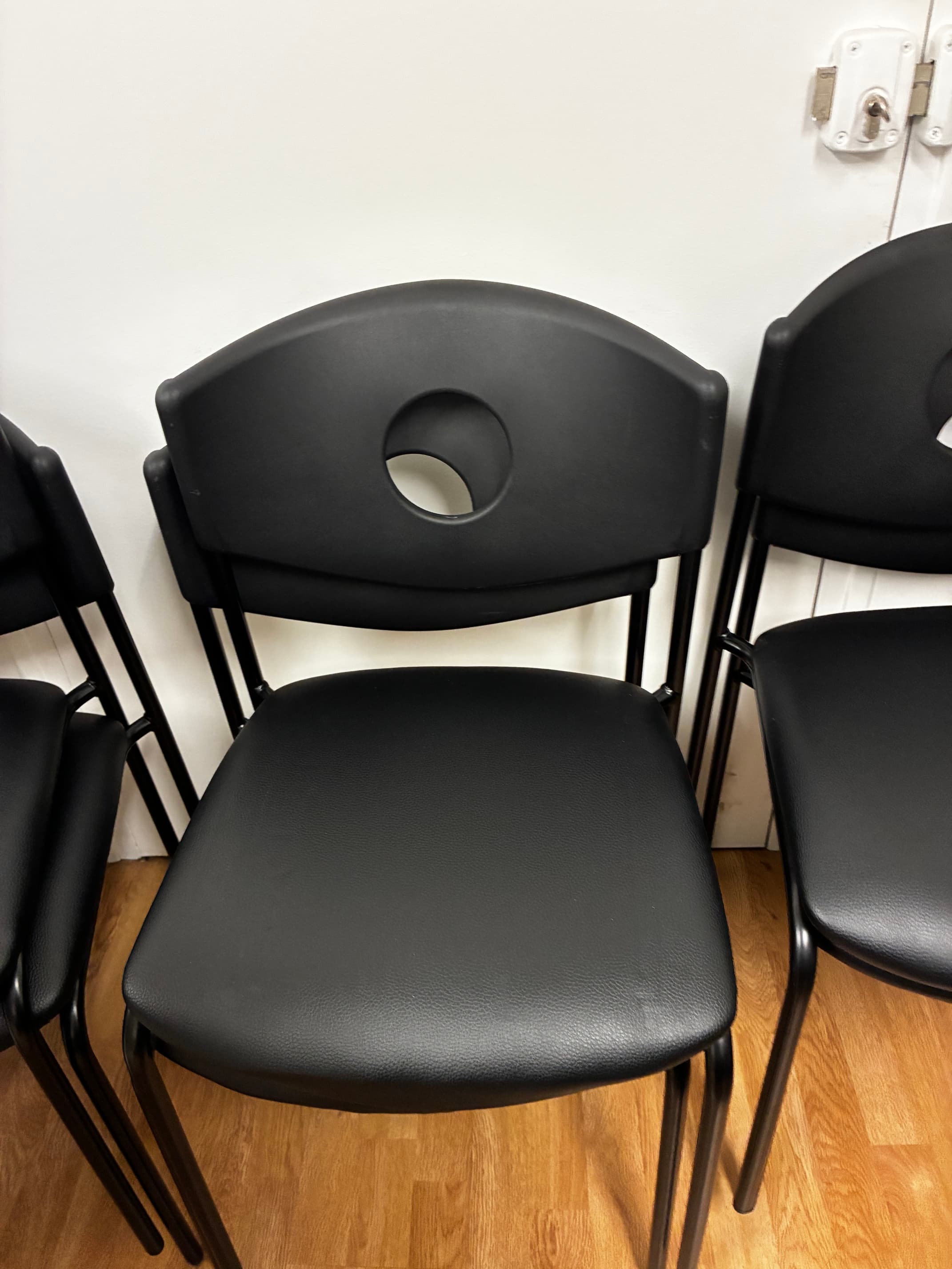Lot de 14 chaises de bureau / réunion empilables noires — Très Bon état