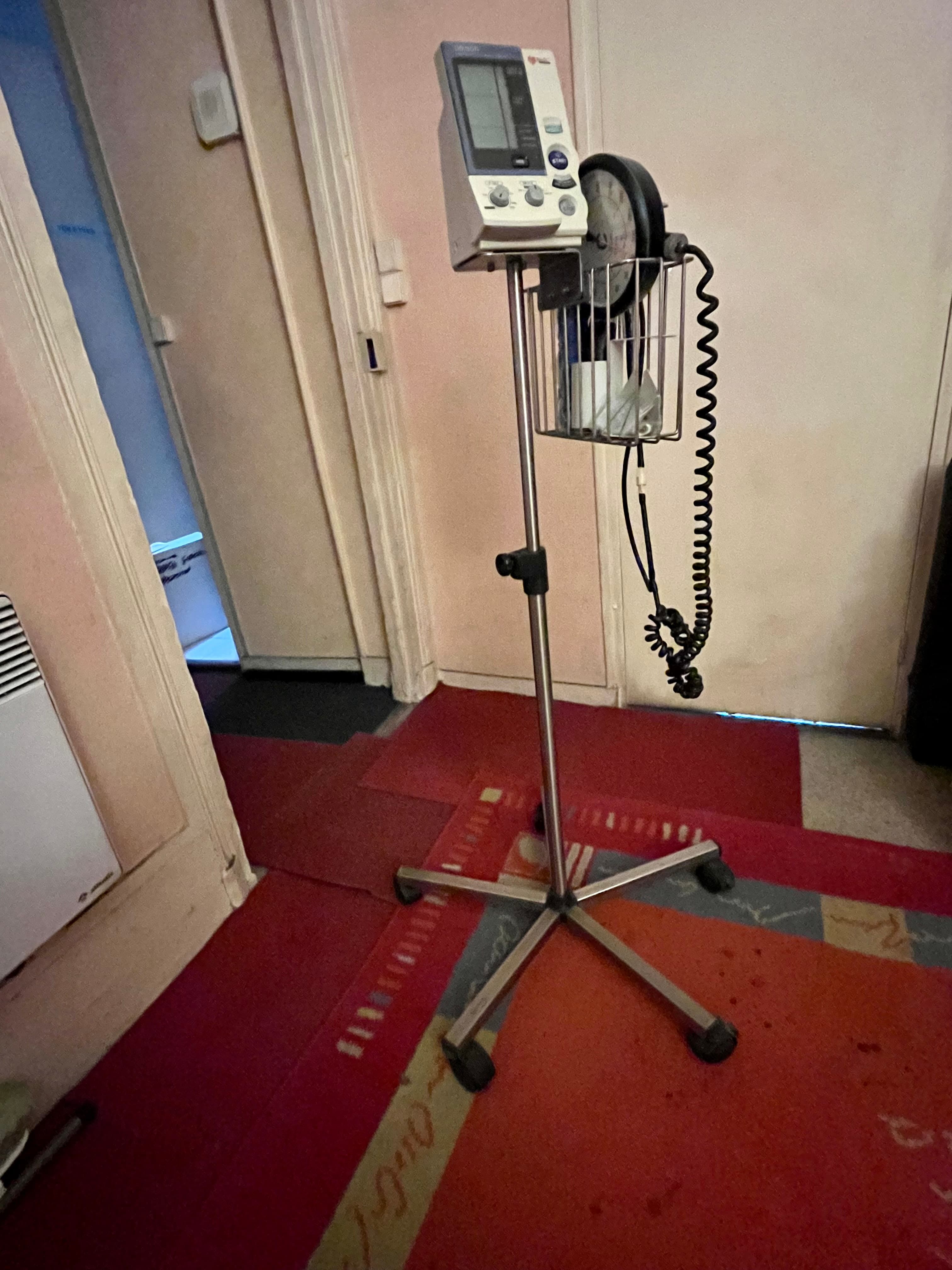 Tensionmetre OMRON murale et amovible. double utilisation électrique et manuelle , support de fixation murale , tige en acier inoxydable téléscopique , socle en acier inoxydable avec roulettes.prix : 60€ , à emporter sur place ,paiement en especes.