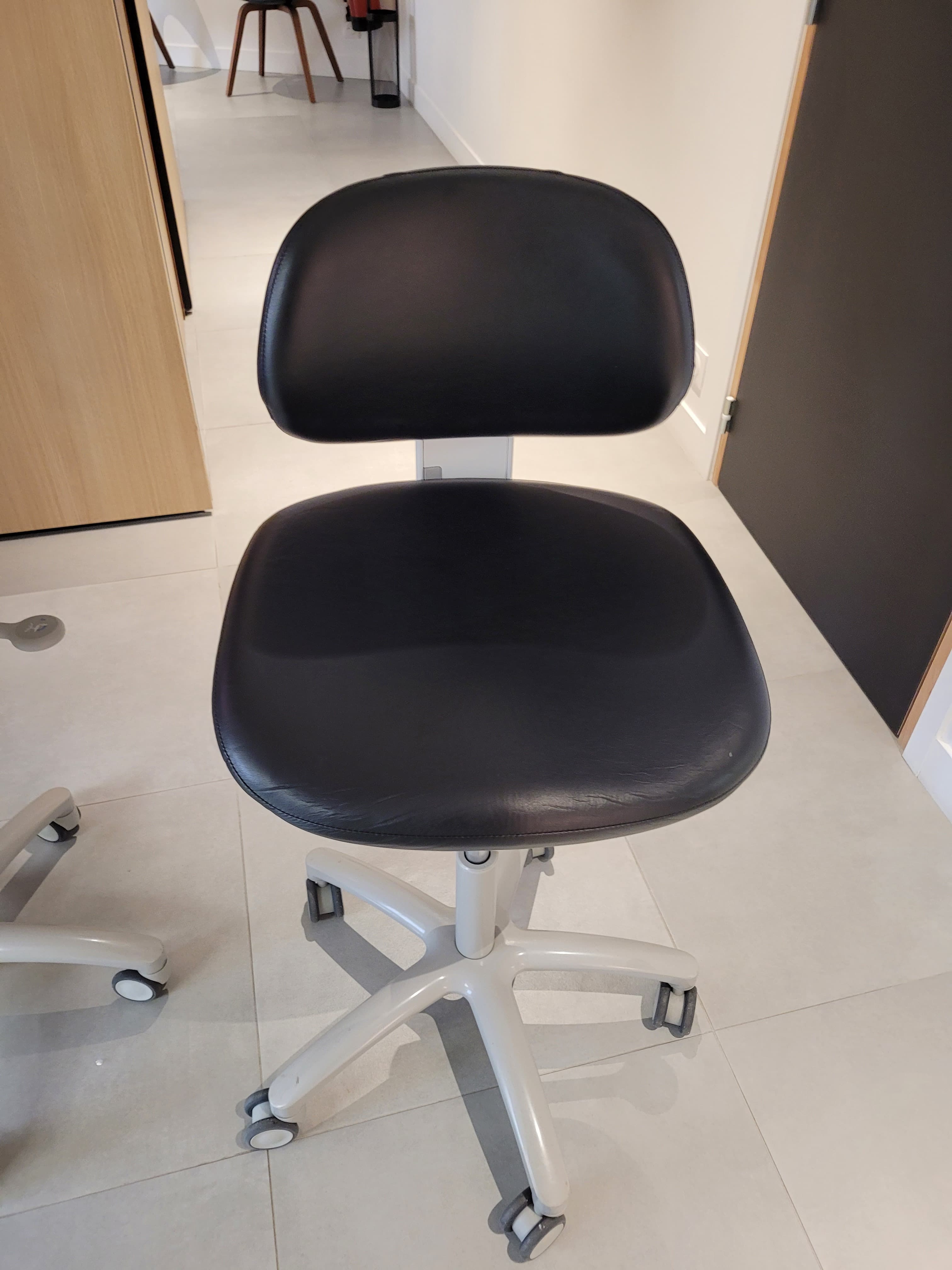 Vends 2 tabourets/fauteuils opérateur à roulettes état neuf 1 bleu/ 1noir