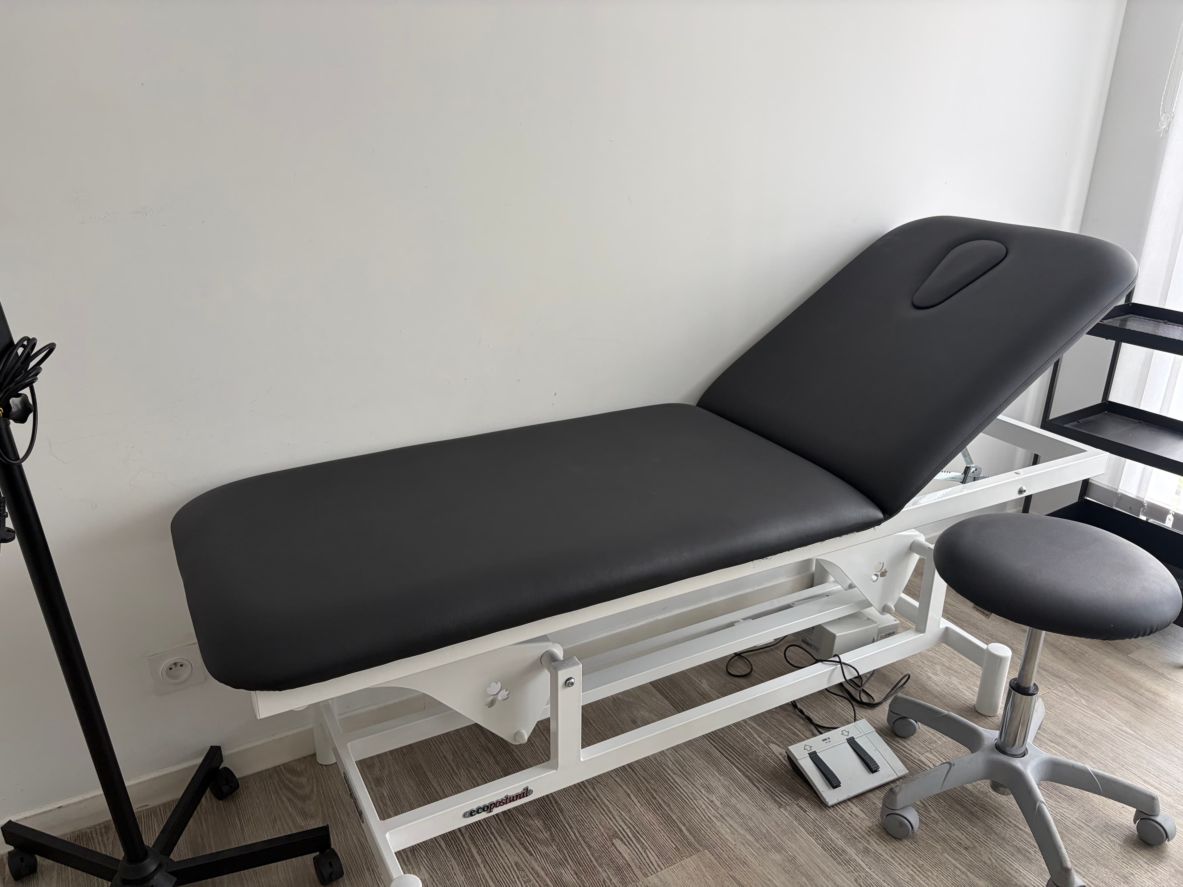 Divan d'examen électrique Ecopostural 62cm (+ Tabouret) sans porte rouleau