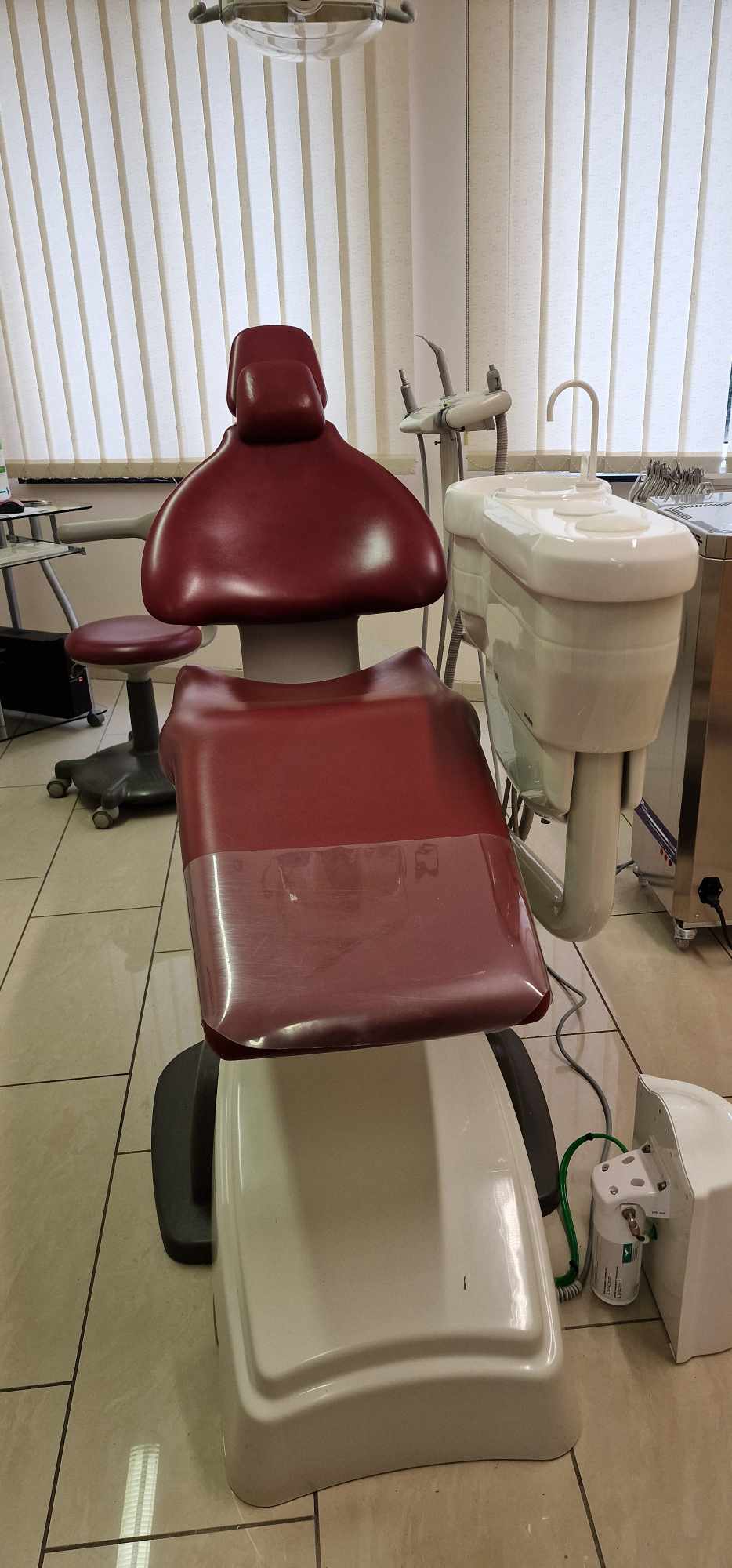 Unit dentaire (orthodontie) avec scialytique au plafond et compresseur