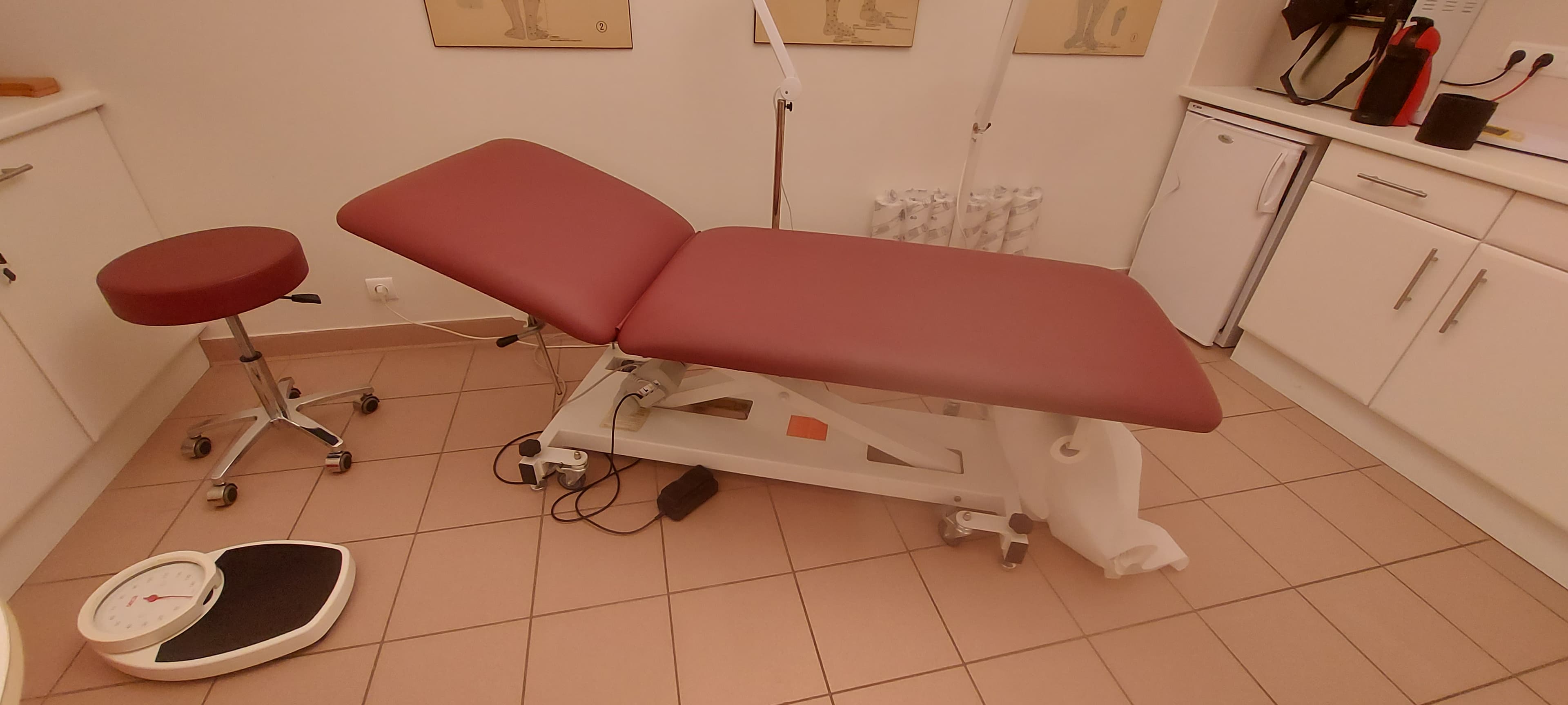 lit d'examen électrique avec tabouret