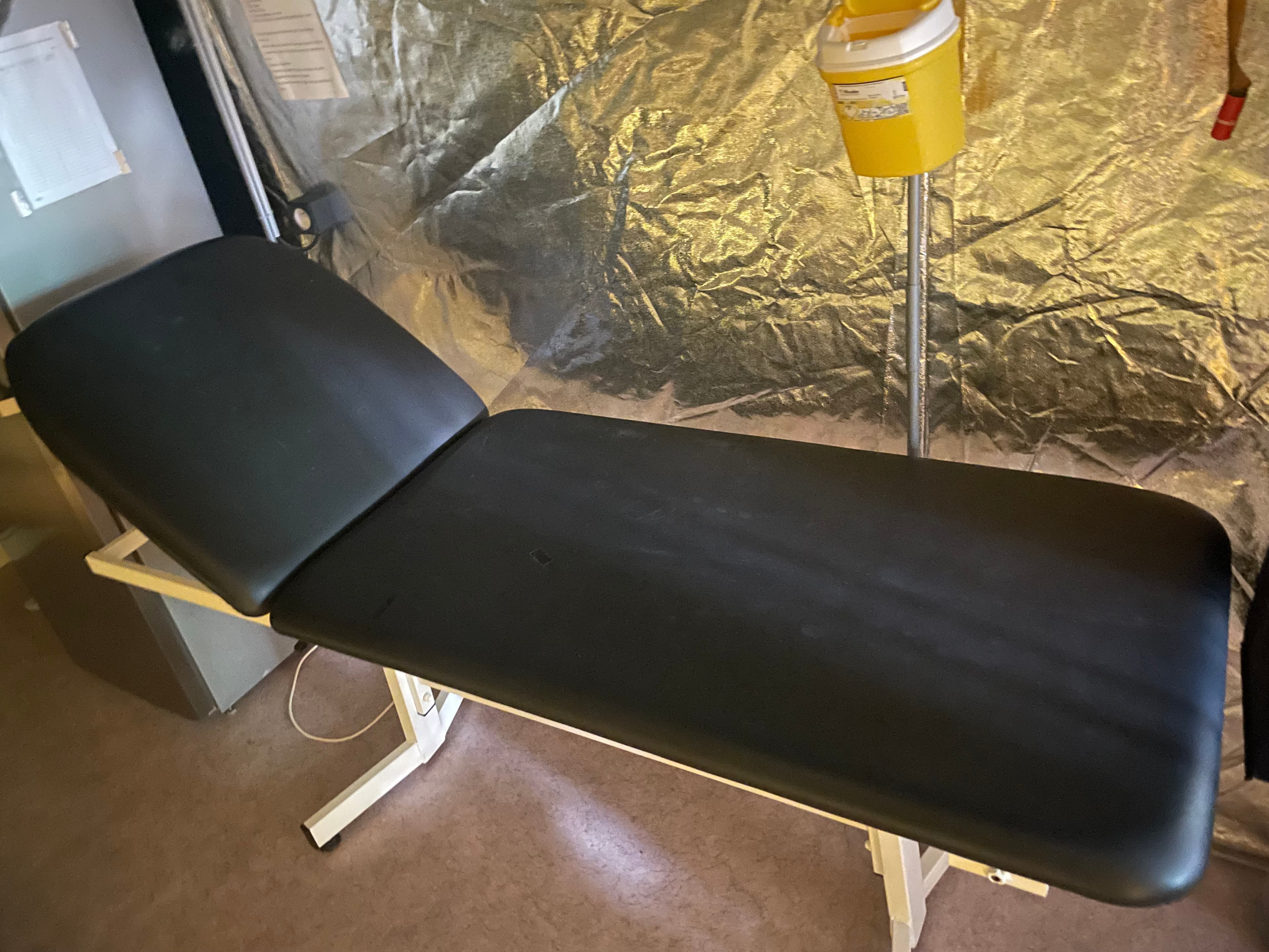 Vends deux tables d’examen en très bon état