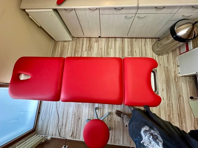 divan d'examen électrique (commande au pied) équipé gynécologie