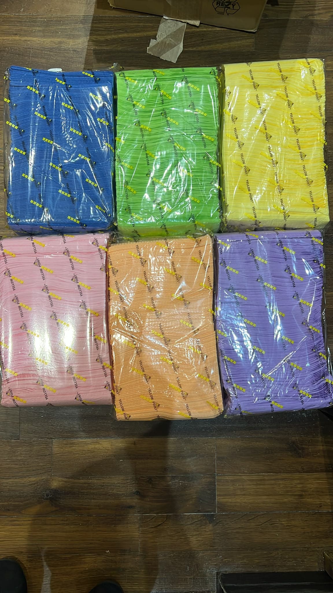 Serviettes plastifiées Yellow Point – 12 paquets de 500