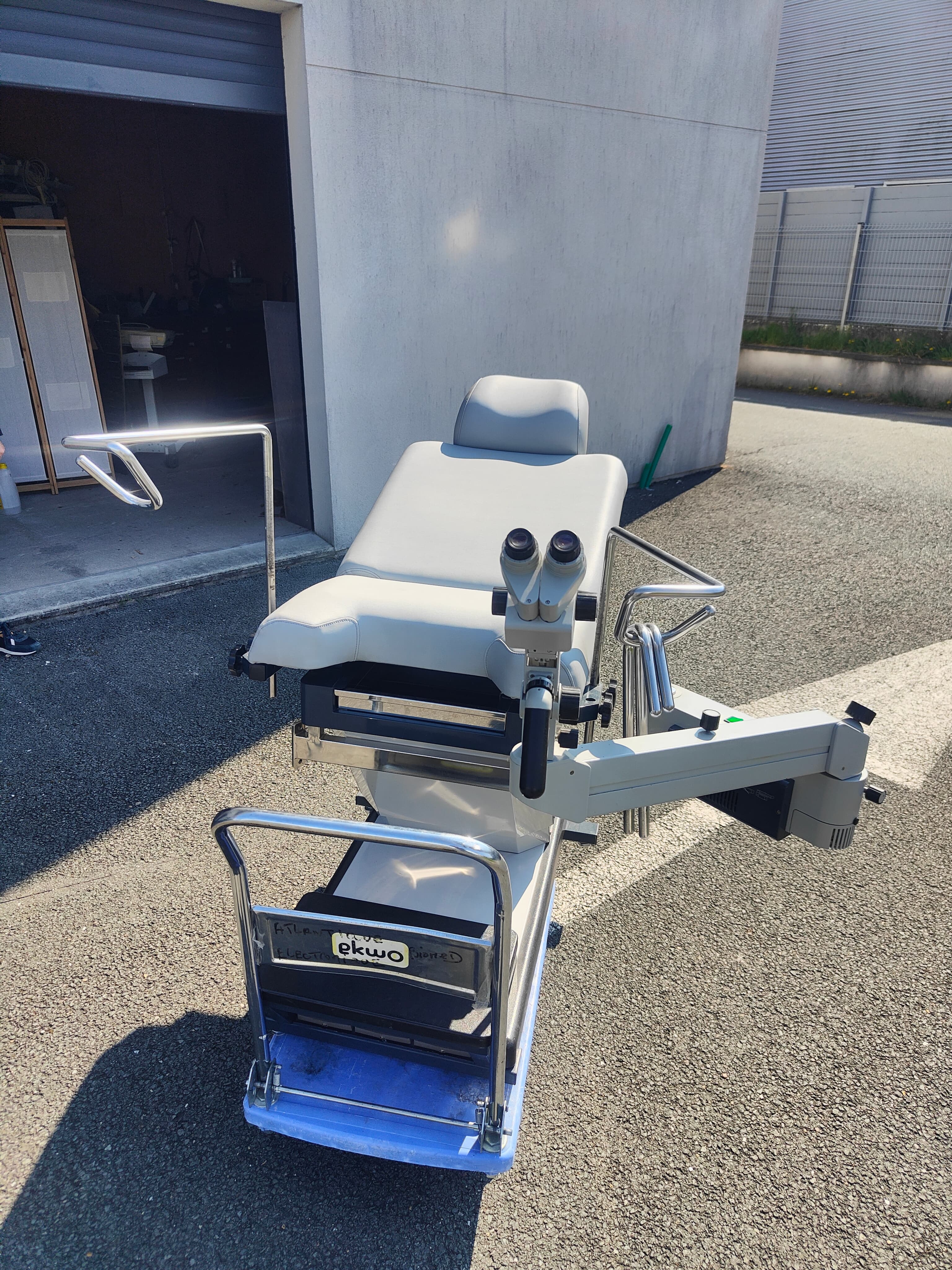 Table d’examen gynécologique Promotal + colposcope Zeiss – révisée