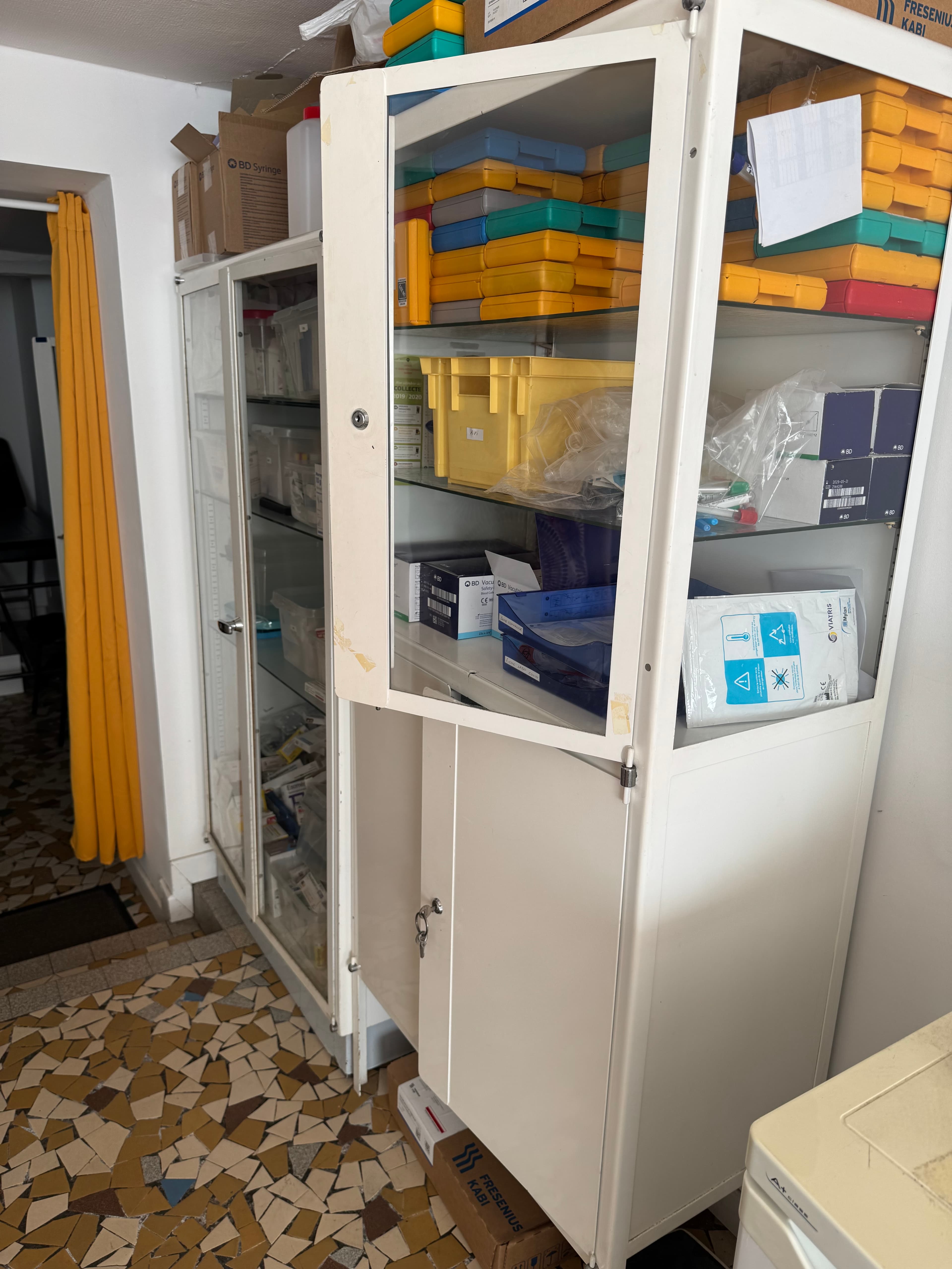 Armoire médicale (3 produits)